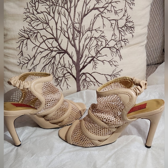 $10 Red Carpet Collection Women high heels.  Creme color. EUC - Picture 5 of 6